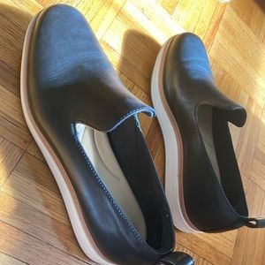 •Clark’s barely used slip on shoes size 9•